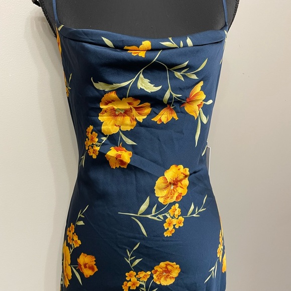 NWT Revolve ASTR the label women’s floral navy yellow satin midi dress size M - Picture 6 of 9